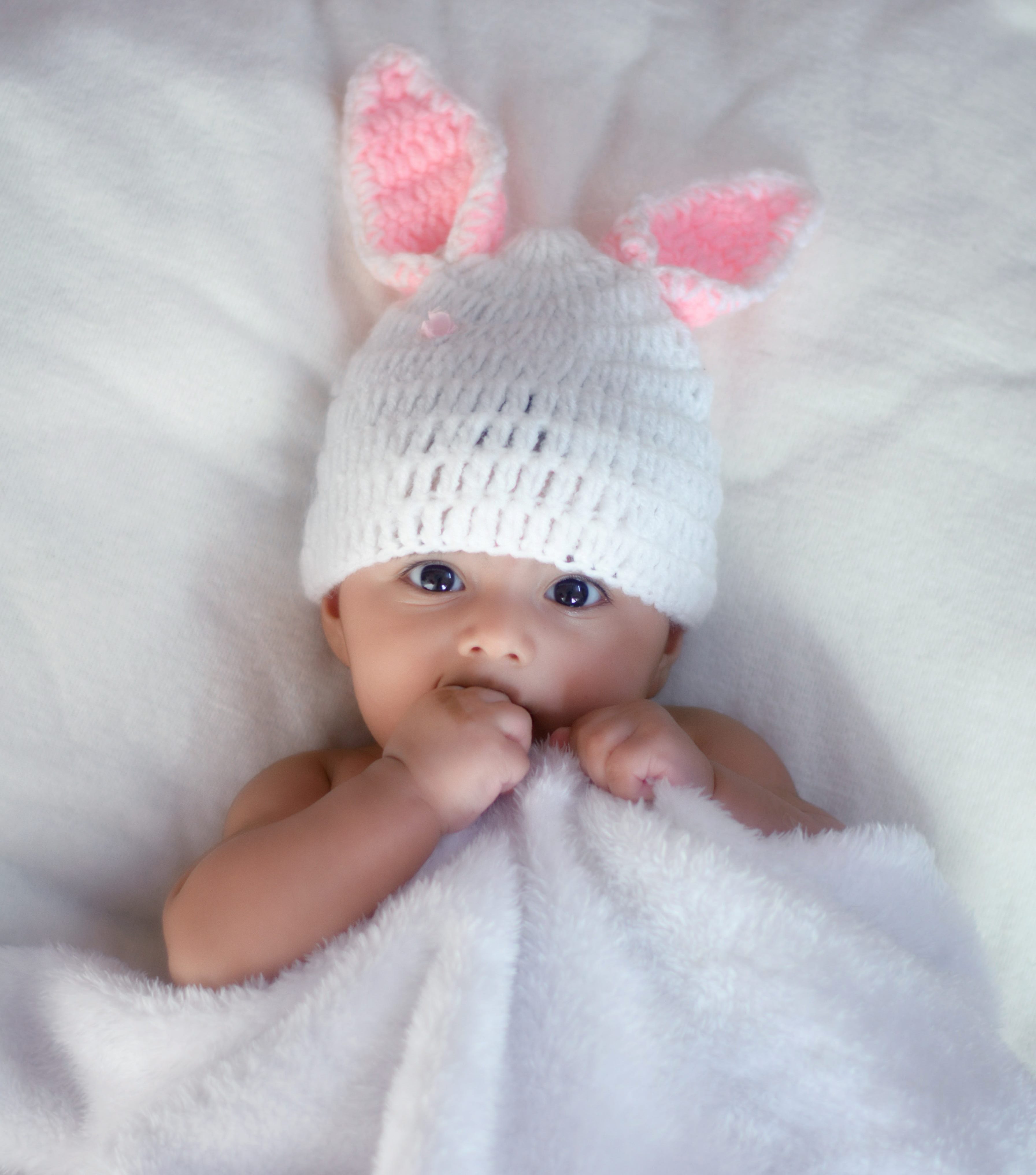 Ребёнок в 4 месяца умеет сжимать в пальчиках одеяло