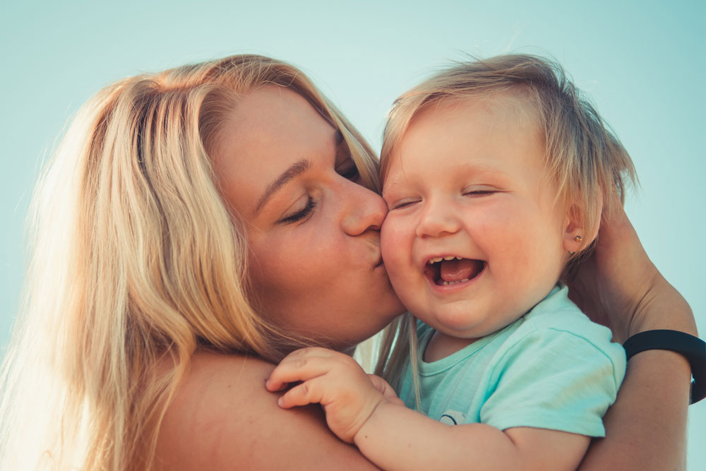 мама целует дочку развитие ребёнка в 1,5 года
