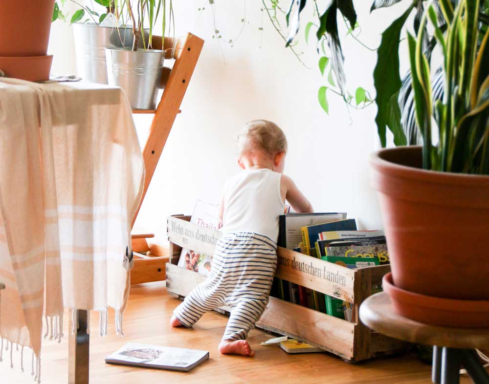 ребёнок в возрасте 11 месяцев двигает книжки