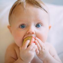 Ребёнок в 5 месяцев умеет держать игрушки